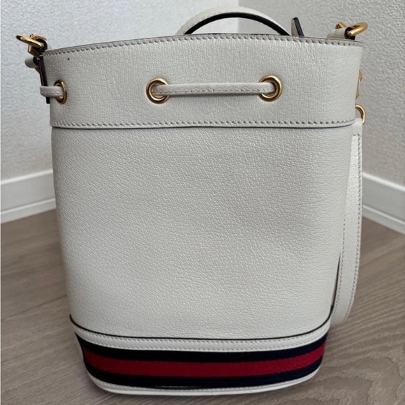 Gucci Cream Bucket Shoulder Bag with Gold Details - Picture 3 of 16